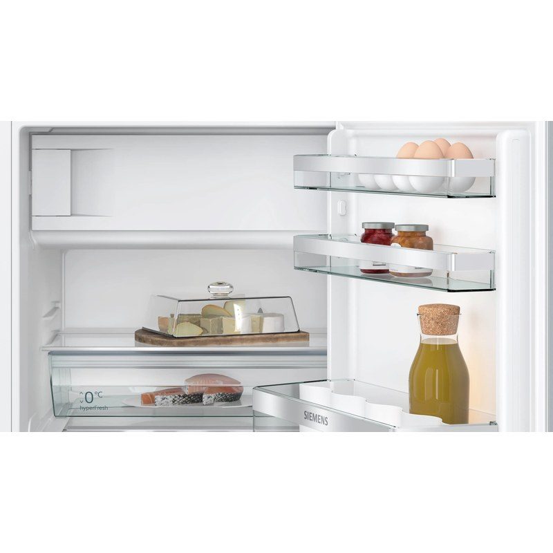 Intérieur de réfrigérateur avec œufs et fromages