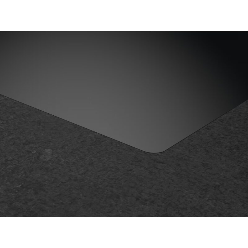 Coin arrondi d’une surface sombre texturée