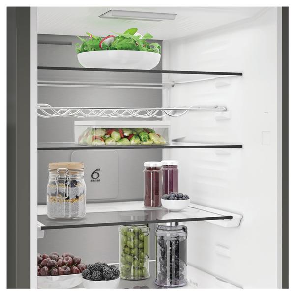 Intérieur de réfrigérateur organisé avec fruits et légumes