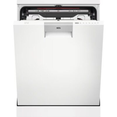 Lave-vaisselle blanc AEG porte entrouverte