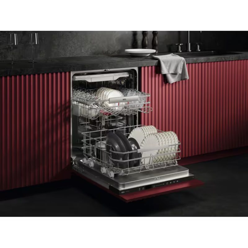Lave-vaisselle encastré ouvert dans cuisine moderne rouge