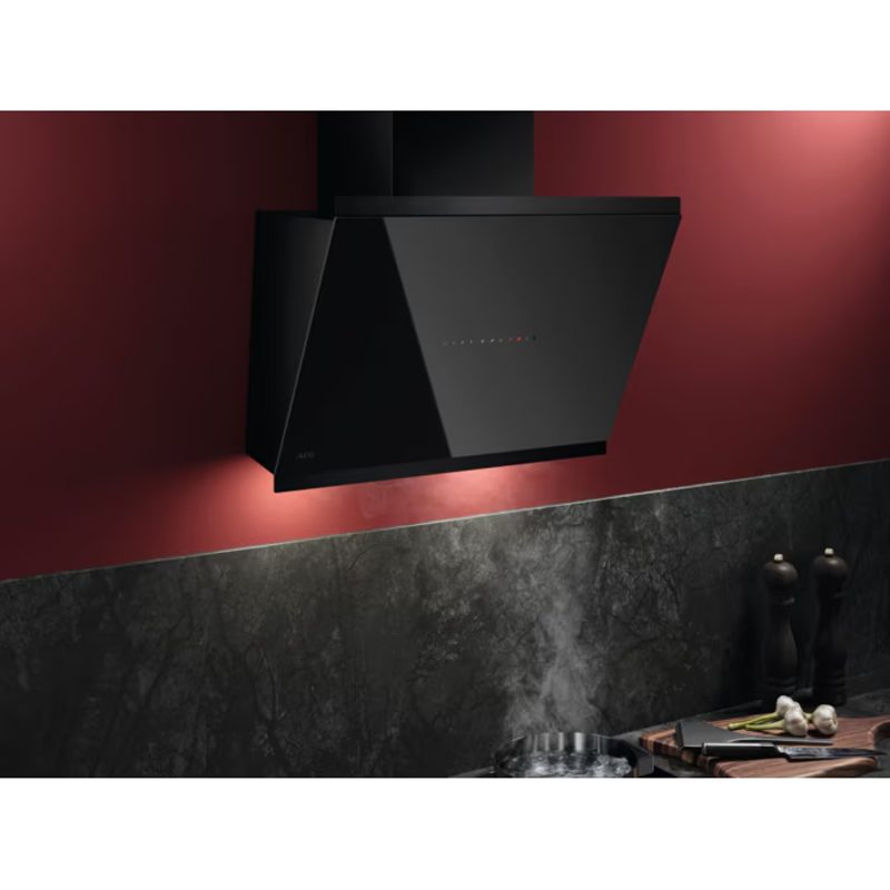 Hotte aspirante noire design sur mur rouge