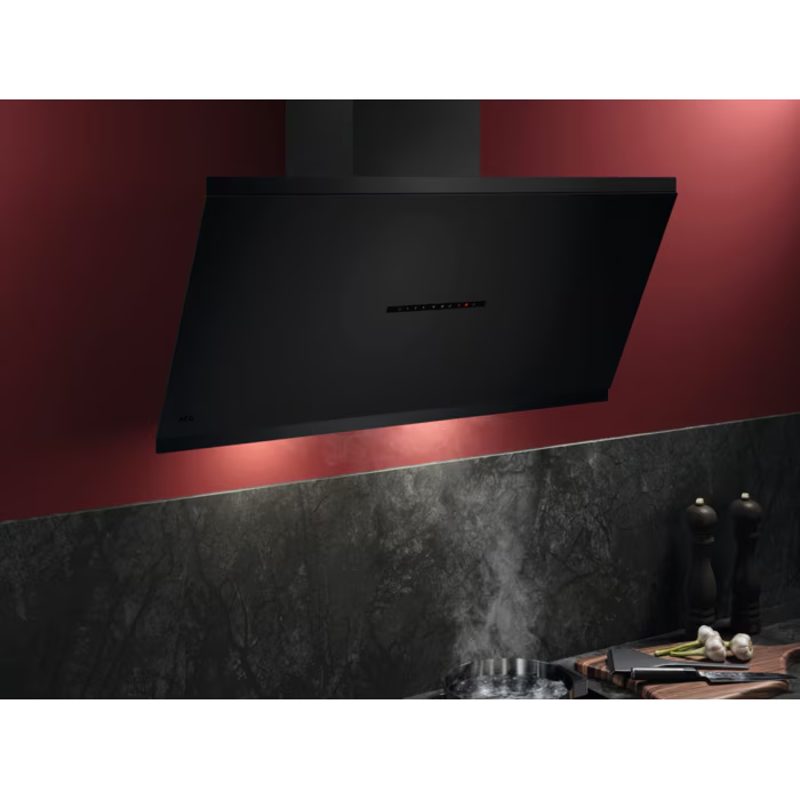 Hotte de cuisine noire murale moderne
