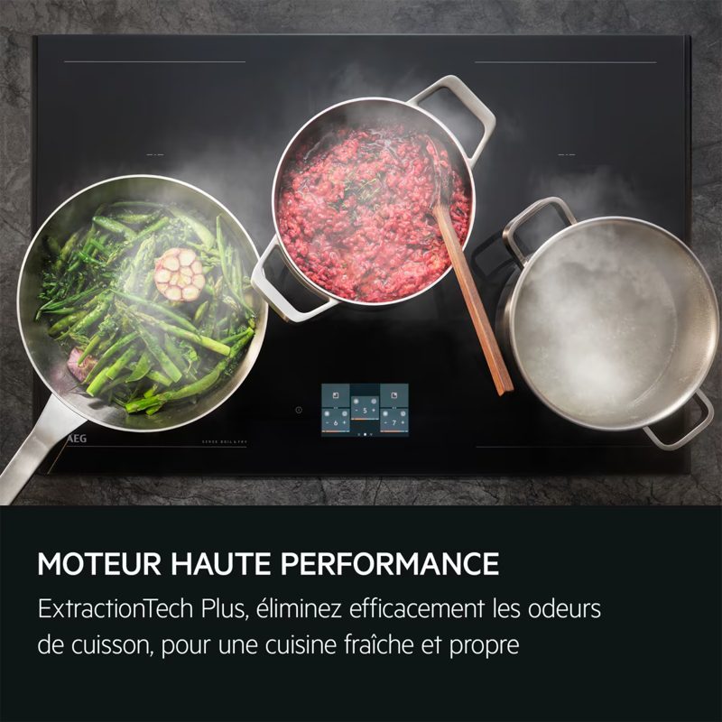 Plaque induction avec trois casseroles en cuisson