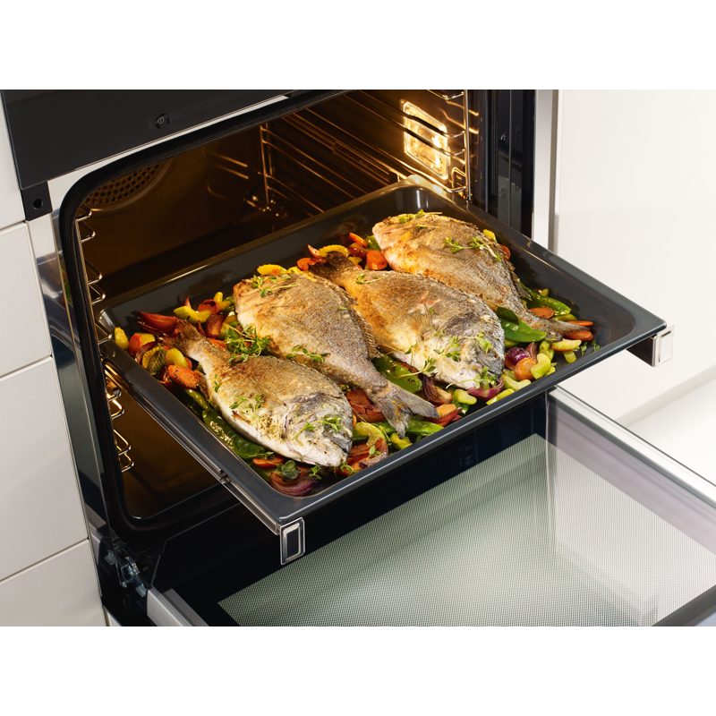 Poissons rôtis au four avec légumes