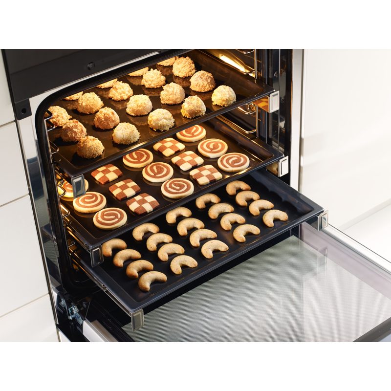 Plaques de biscuits variés en cuisson au four