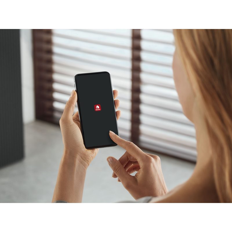 Femme tenant smartphone avec logo Netflix