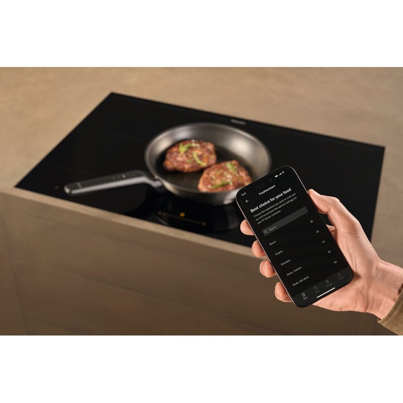 Poêle avec steaks sur plaque induction connectée
