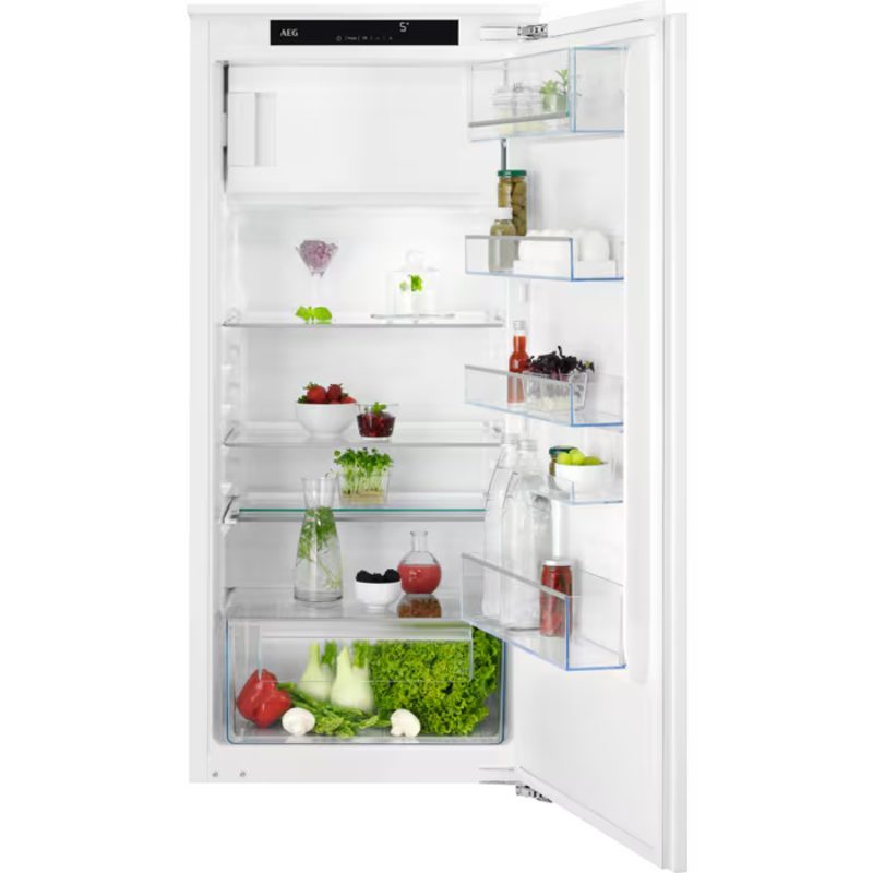 Réfrigérateur ouvert avec aliments frais organisés