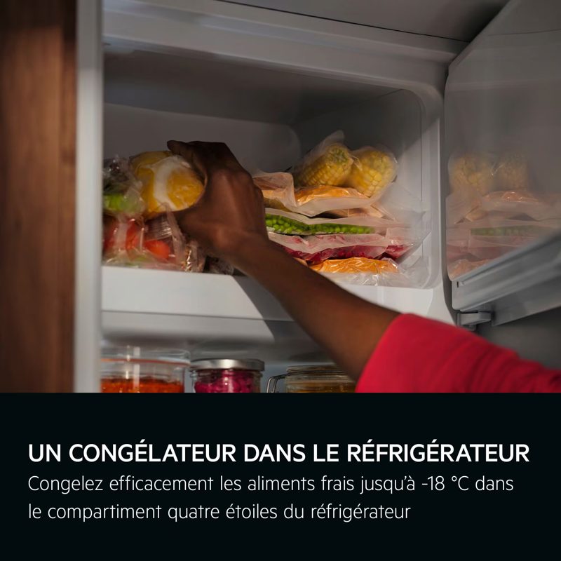 Main rangeant des aliments dans congélateur du réfrigérateur