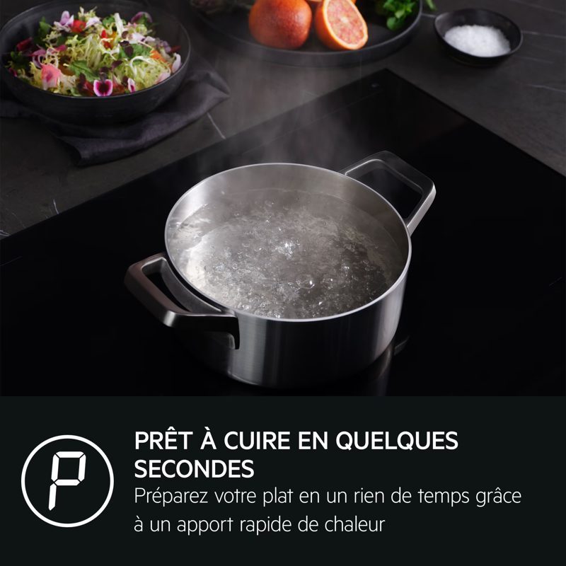 Casserole d’eau bouillante sur plaque de cuisson